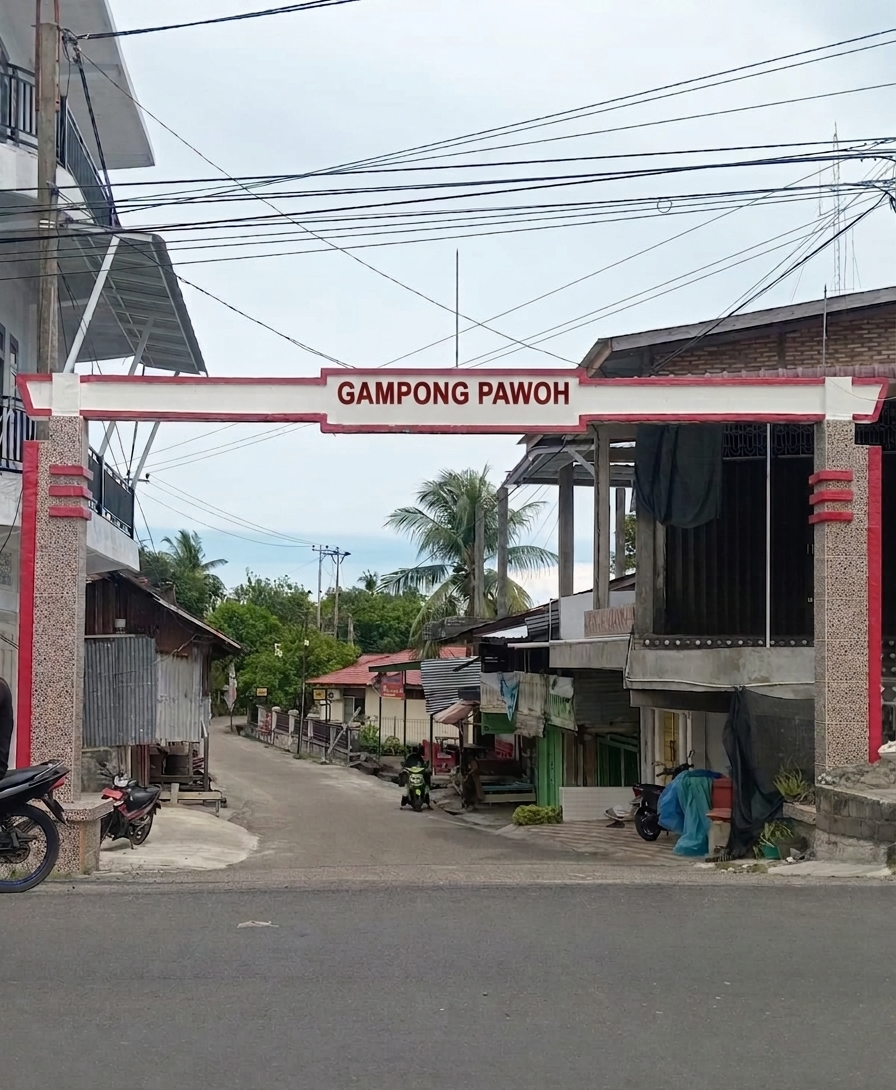 Foto ini merupakan Gapura Selamat Datang yang menjadi penanda utama pintu masuk menuju Gampong Pawoh